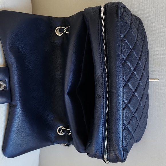 TRADED Chanel Easy Jumbo Flap in Lambskin - Picture 4 of 11